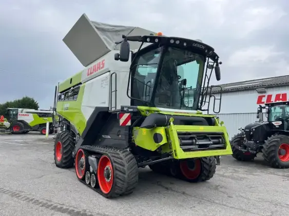 CLAAS Lexion 8700 TT  - Photo 1
