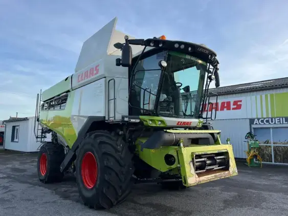 CLAAS LEXION 7600 - Photo 1
