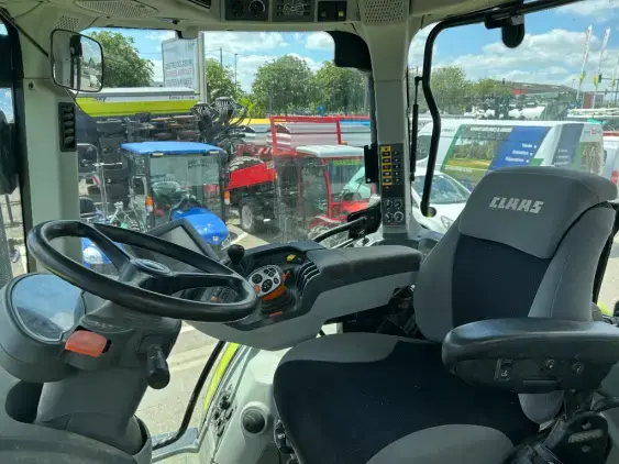 CLAAS ARION 620 - Photo 9
