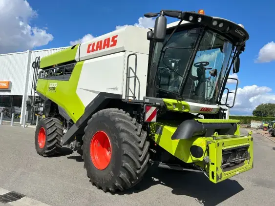 CLAAS Lexion 5300 - Photo 1