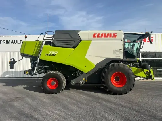 CLAAS TRION 750 - Photo 9