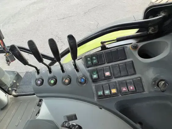 CLAAS ARION 620 - Photo 13