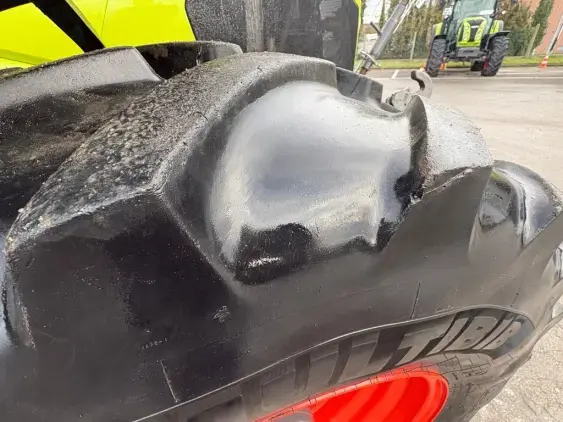 CLAAS ARION 650  - Photo 12