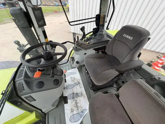 CLAAS ARION 610 - Photo 12