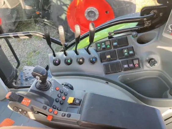CLAAS ARION 630 - Photo 9