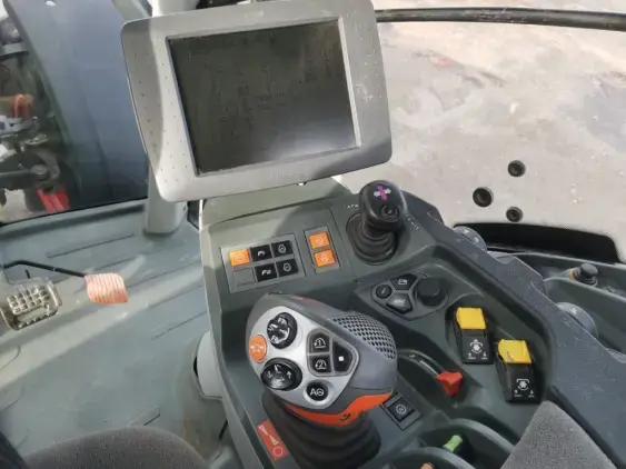 CLAAS AXION 830 CMATIC - Photo 10