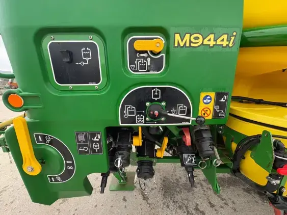 JOHN DEERE M944i - Photo 10