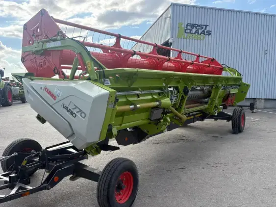 CLAAS TRION 730 - Photo 23