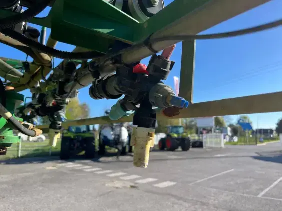 JOHN DEERE R4040i - Photo 18