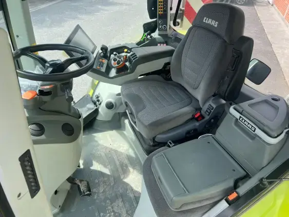 CLAAS AXION 830 - Photo 13