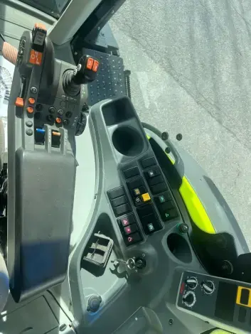 CLAAS Axion 830 Hexashift cis+ - Photo 15