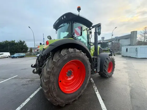CLAAS AXION 800 - Photo 7