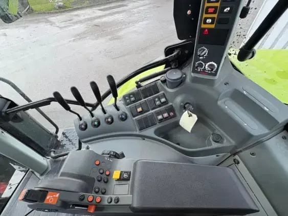 CLAAS ARION 650  - Photo 11