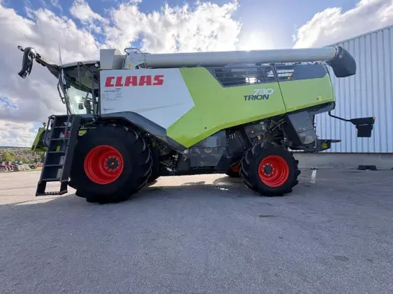 CLAAS TRION 730 - Photo 4